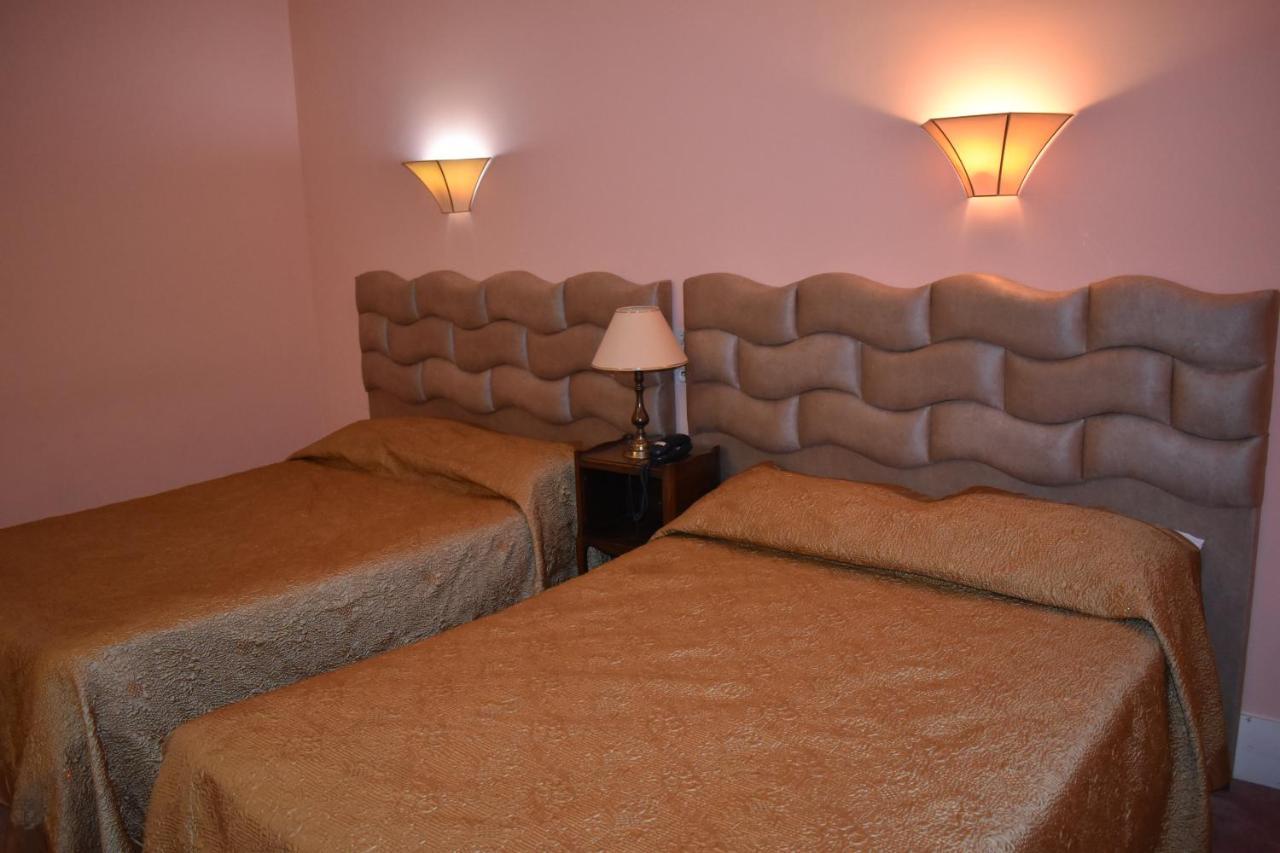 Hotel Le Sauvage ตูร์นุส ภายนอก รูปภาพ